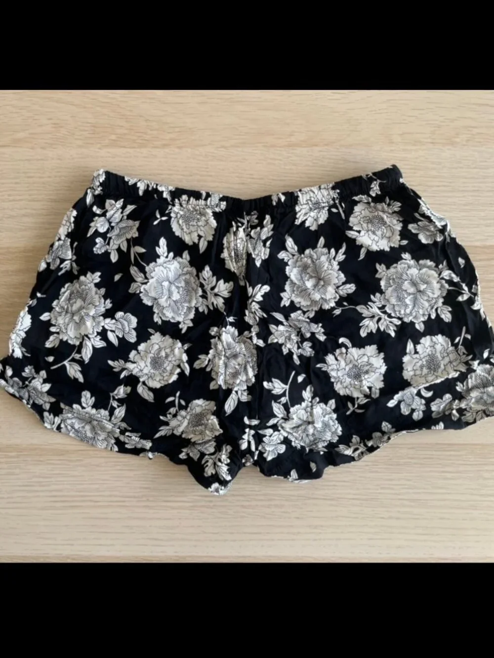 Brandy Melville Floral Patterned Shorts - Picture 2 of 2